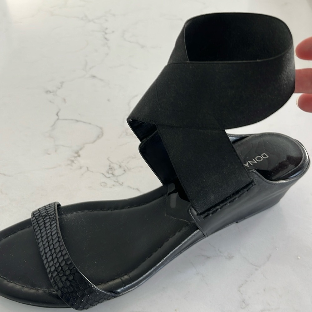 Donald Pliner Sandals
Like new - barely worn.
Size 8